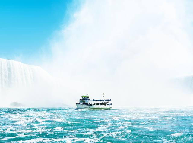 Maid of the mist entering near Niagara falls